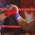 Pasy w boksie: Sztywny materiał, który owija się wokół pasa mistrzów